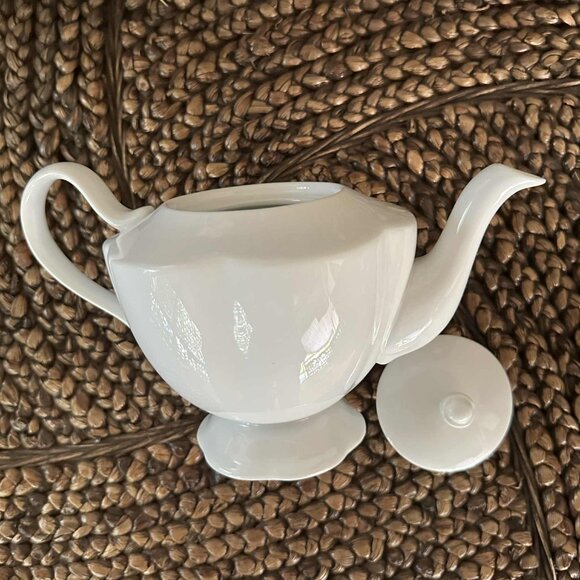 4 cup - Vintage Godinger & Co. White Porcelain Teapot: Flower Petal Design - Picture 4 of 6